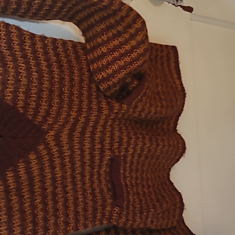 Retro-esque Pullover - Picture 3 of 3